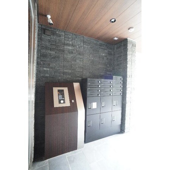 物件内観写真15　(共用エントランスにはオートロッ)