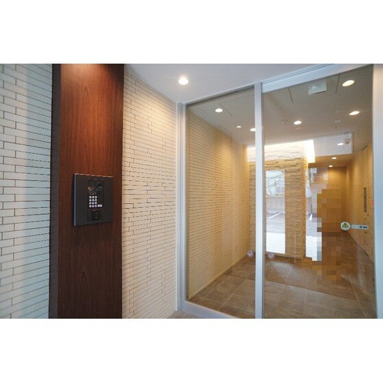 物件内観写真15　(共用エントランスにはオートロッ)