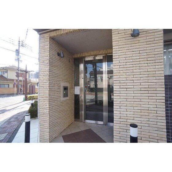 物件外観写真2　(共用エントランスにはオートロッ)
