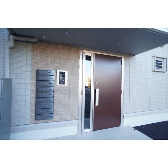 物件外観写真2　(オートロックあり)