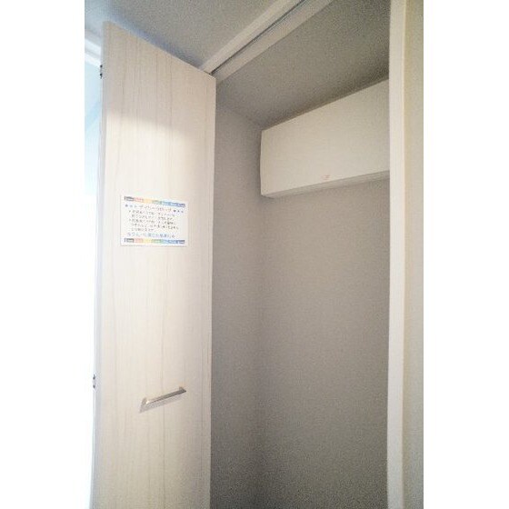 物件内観写真24　(廊下の収納)