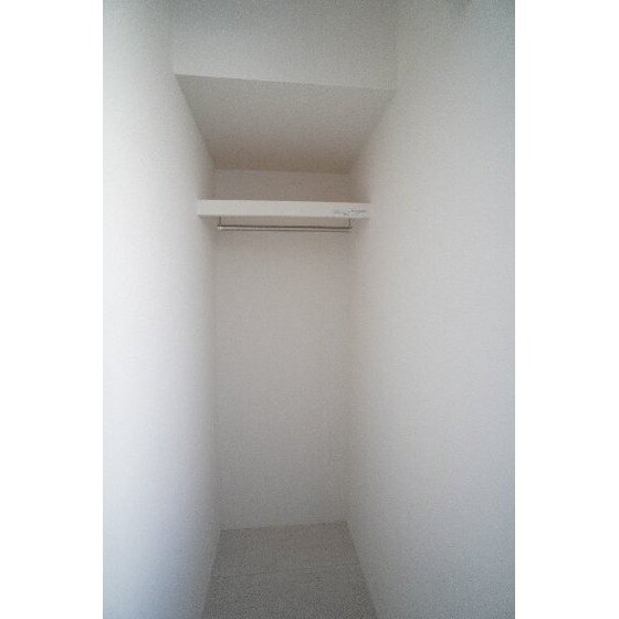 物件内観写真15　(洋室の収納)