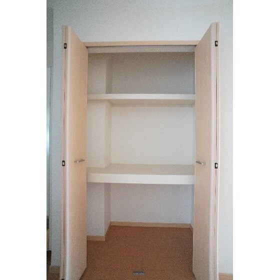 物件内観写真24　(廊下の収納)