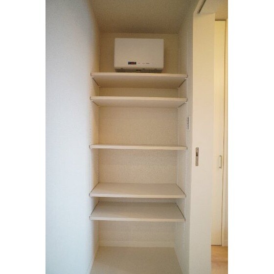 物件内観写真26　(洗面所の収納棚)