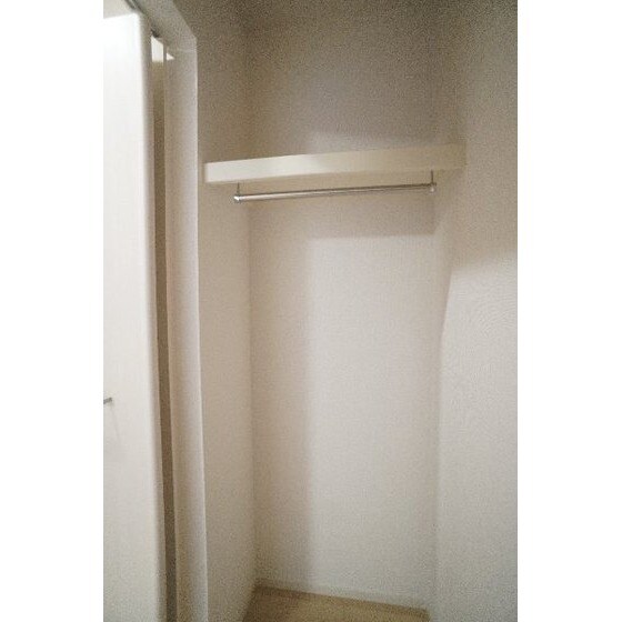 物件内観写真24　(廊下の収納)