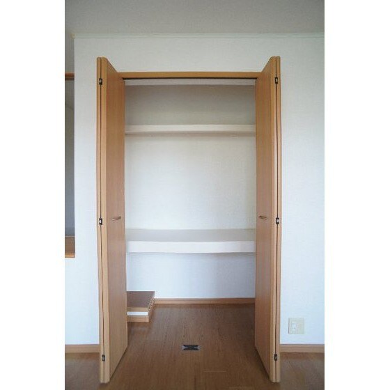 物件内観写真22　(リビングの収納)