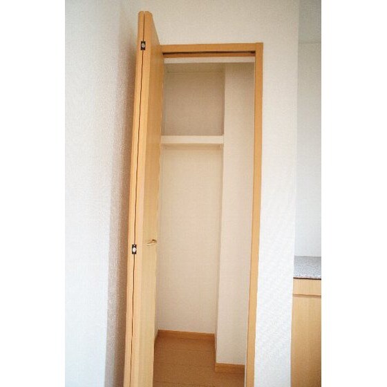 物件内観写真24　(廊下の収納)