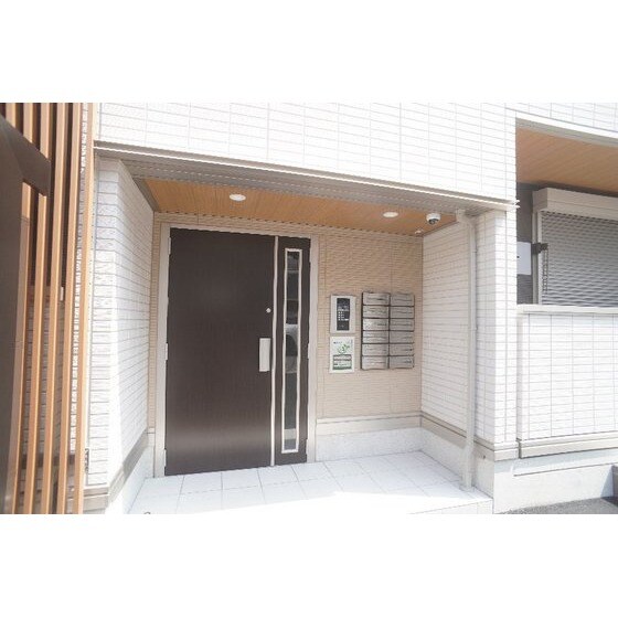 物件外観写真3　(オートロックあり)