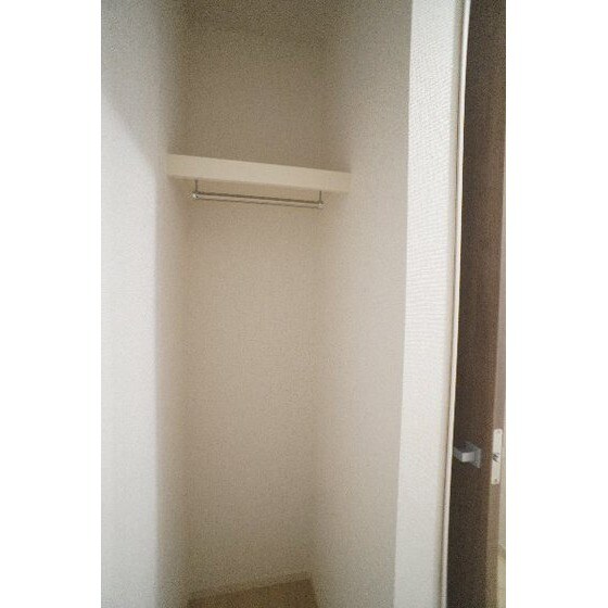 物件内観写真23　(廊下の収納)