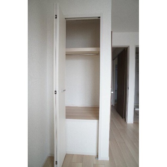 物件内観写真14　(洋室の収納)