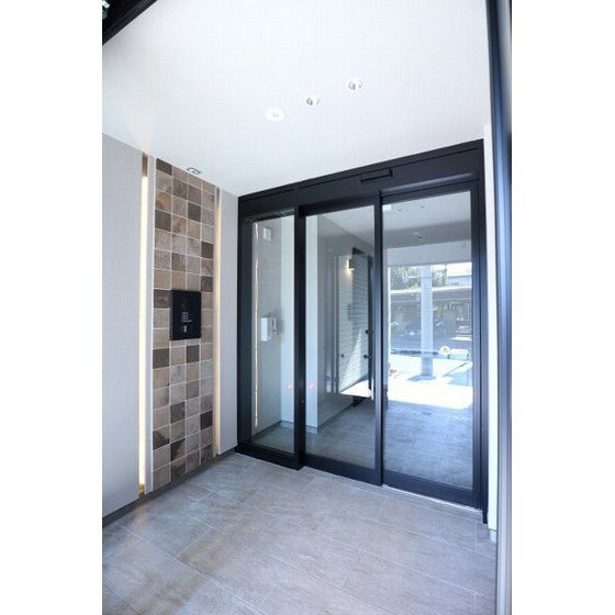 物件内観写真17　(共用エントランスにはオートロッ)