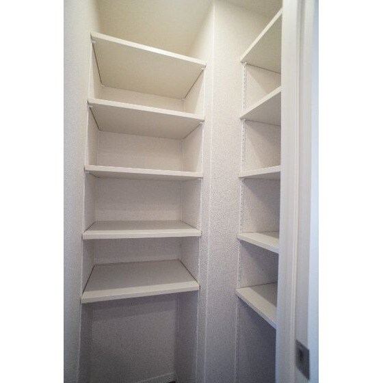 物件内観写真23　(キッチン横の収納)