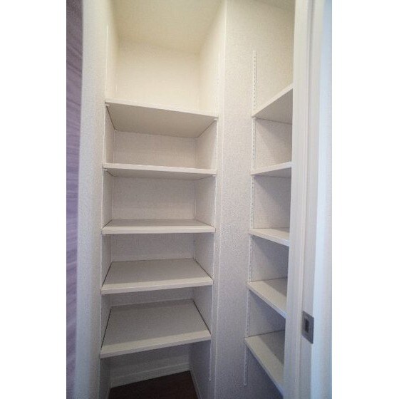 物件内観写真23　(キッチン横の収納)