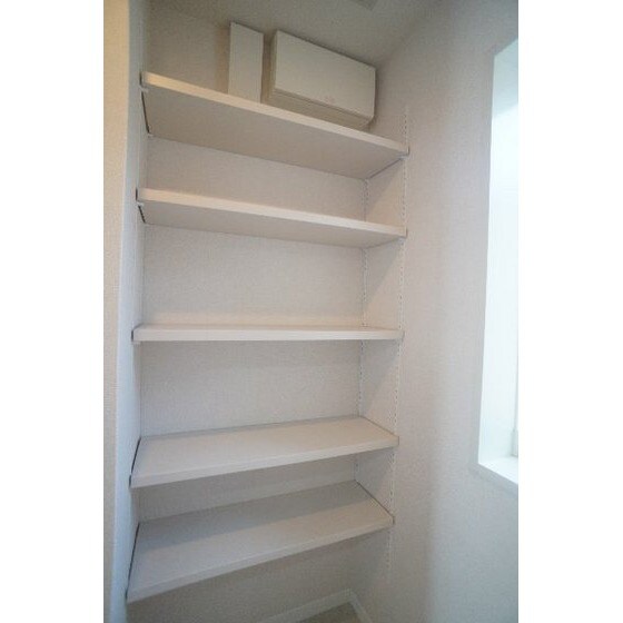 物件内観写真26　(洗面所の収納棚)