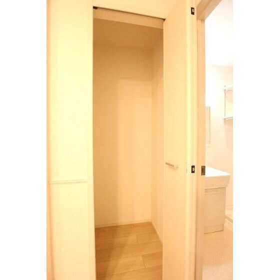 物件内観写真23　(キッチン後ろの収納)