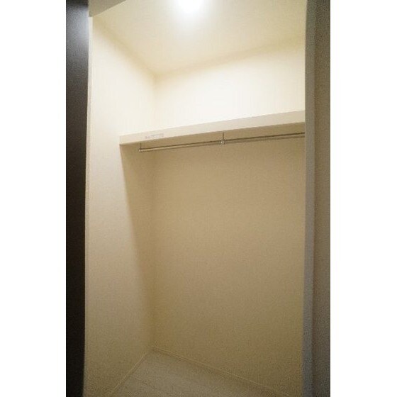 物件内観写真18　(玄関横の収納)