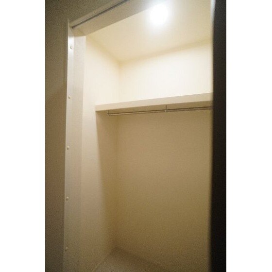 物件内観写真18　(玄関横の収納)