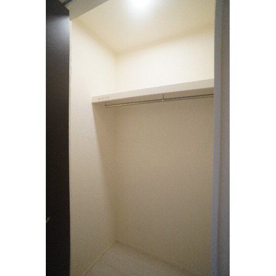 物件内観写真18　(玄関横の収納)