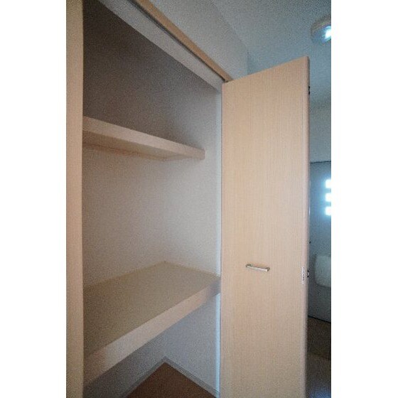物件内観写真26　(廊下の収納)