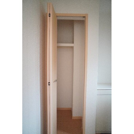 物件内観写真25　(廊下の収納)