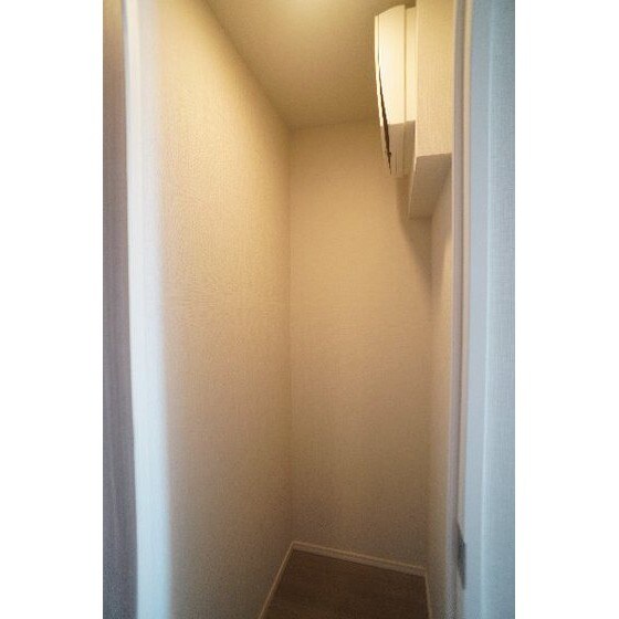 物件内観写真23　(廊下の収納)