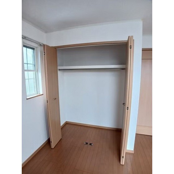 物件内観写真14　(洋室の収納)