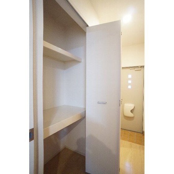 物件内観写真26　(廊下の収納)