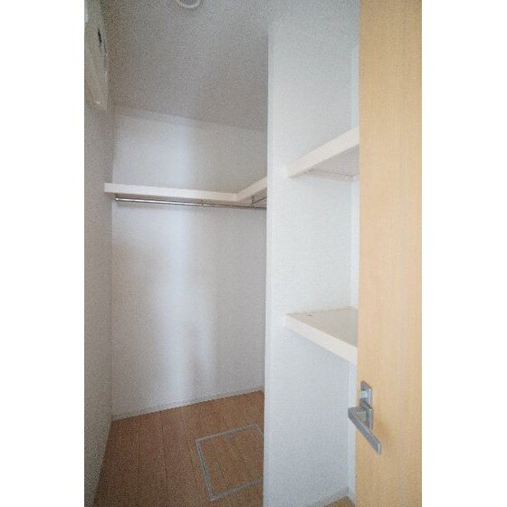 物件内観写真12　(ウォークスルークローゼット)