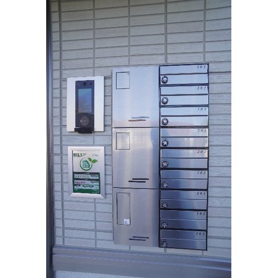 エントランス(共用エントランスにはオートロッ)