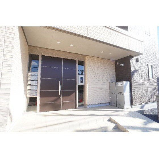 物件内観写真13　(共用エントランスにはオートロッ)