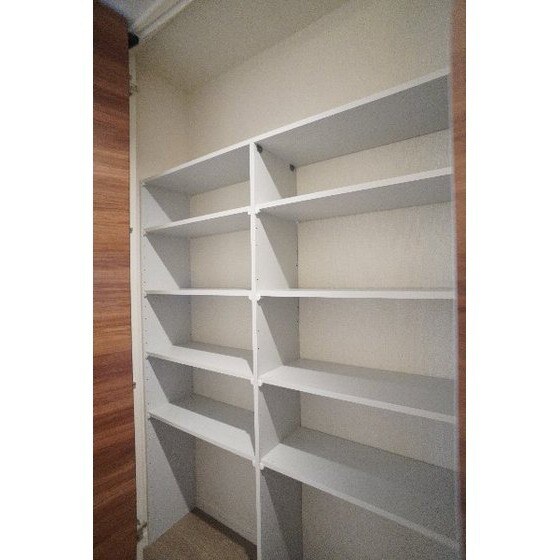 物件内観写真20　(廊下の収納)