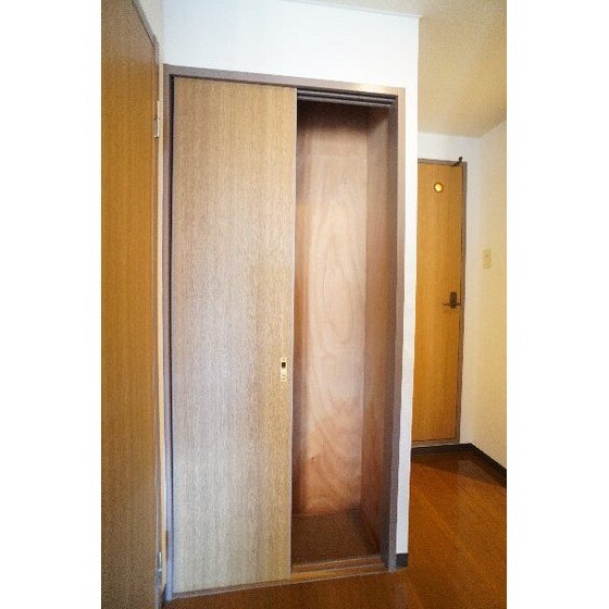 物件内観写真18　(廊下の収納)