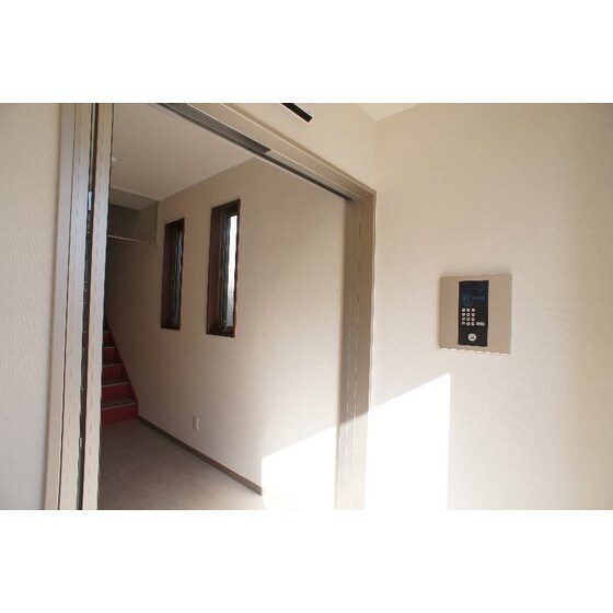 物件外観写真2　(オートロックあり)