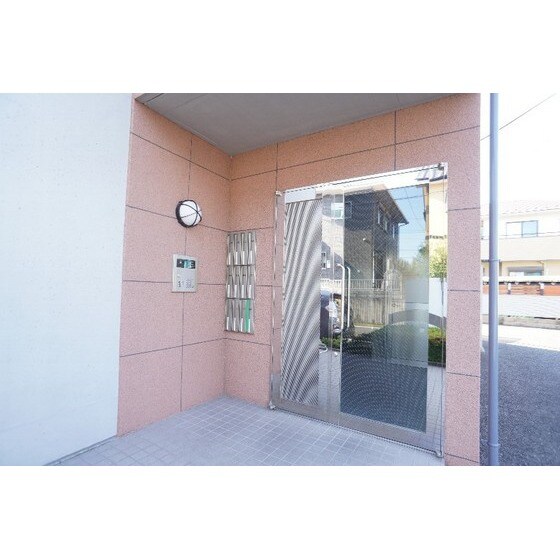 物件内観写真16　(共用エントランスにはオートロッ)