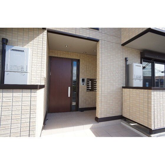 物件外観写真2　(共用エントランスにはオートロッ)