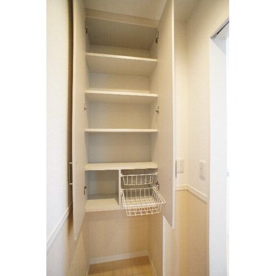 物件内観写真14　(ペット用品収納棚。下にはケージ)