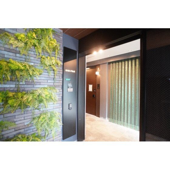 物件外観写真2　(共用エントランスにはオートロッ)