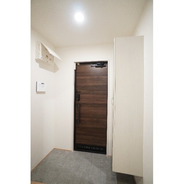 玄関(※同仕様、別の部屋の写真です)