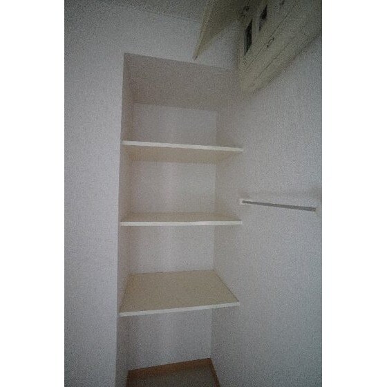 物件内観写真23　(洗面所の収納棚)