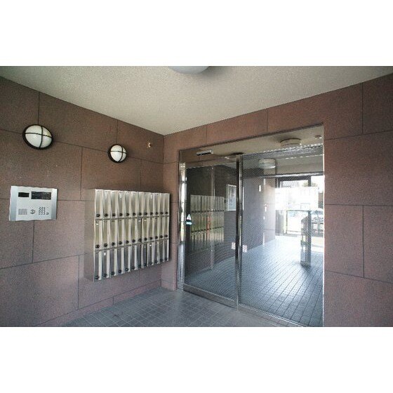 物件内観写真17　(共用エントランスにはオートロッ)