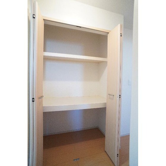 物件内観写真25　(廊下の収納)