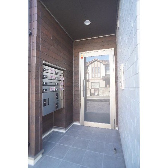 物件内観写真16　(共用エントランスにはオートロッ)