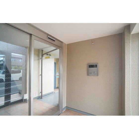 物件内観写真17　(共用エントランスにはオートロッ)