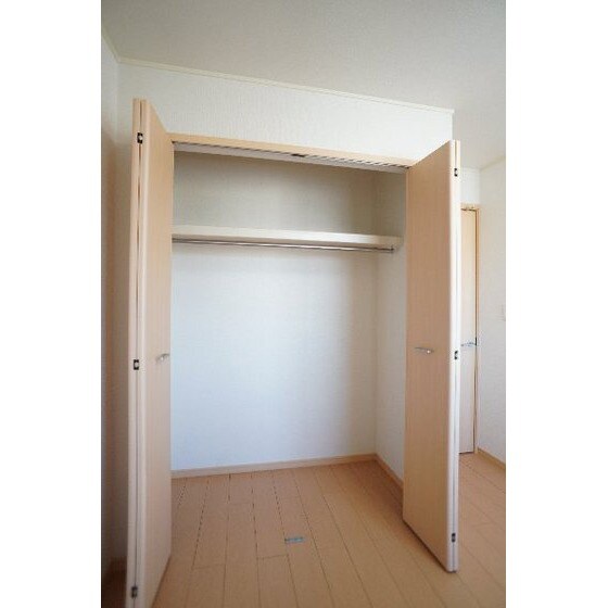 物件内観写真13　(洋室の収納)