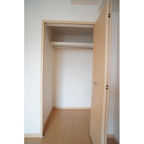 物件内観写真12　(洋室の収納)