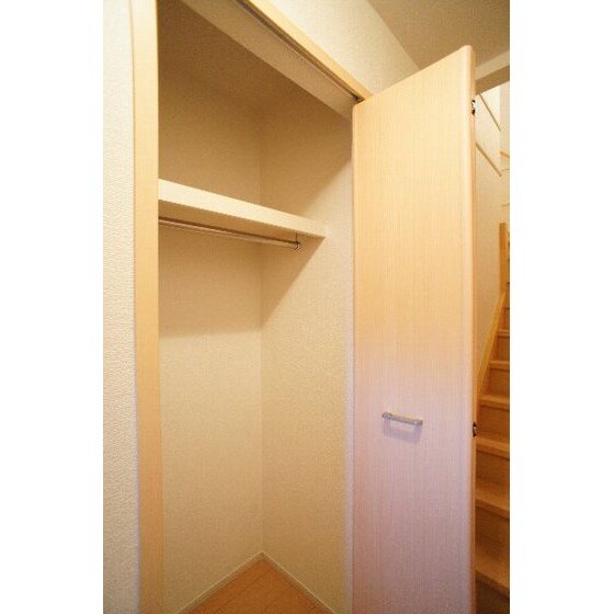 物件内観写真25　(玄関横の収納)