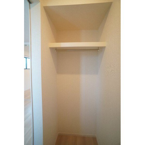 物件内観写真17　(洋室の収納)