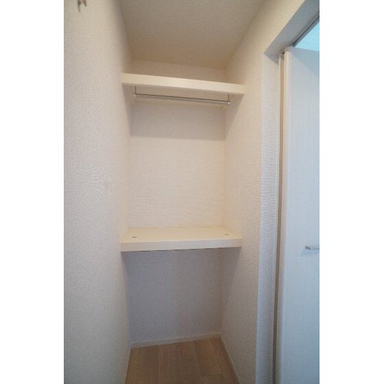 物件内観写真18　(洋室の収納)