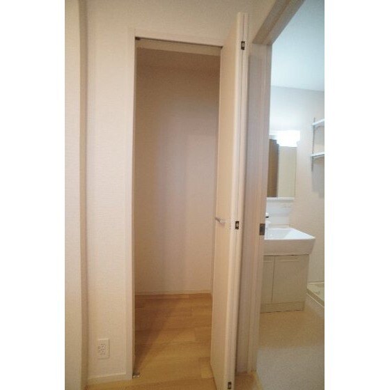 物件内観写真24　(キッチン後ろの収納)