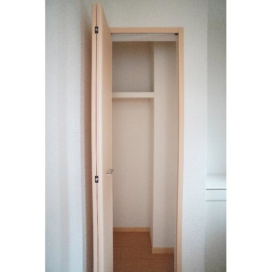 物件内観写真25　(廊下の収納)